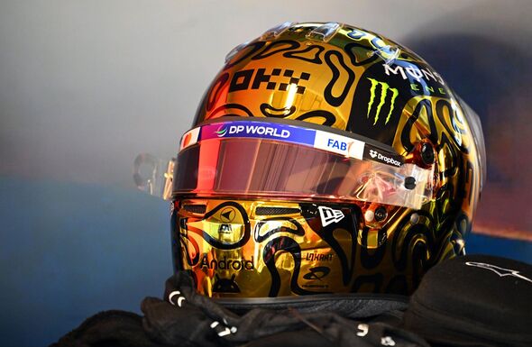 Lando Norris predstavil zlatú prilbu na oslavu prvého titulu majstra sveta F1